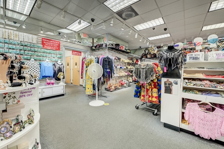More Photos Of 9345 Olive Blvd, Saint Louis General Retail For Sale