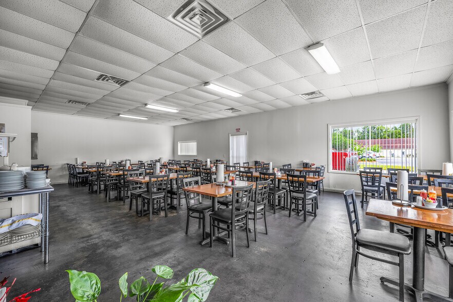 More Photos Of 697 W Cherry St, Jesup Restaurant For Sale
