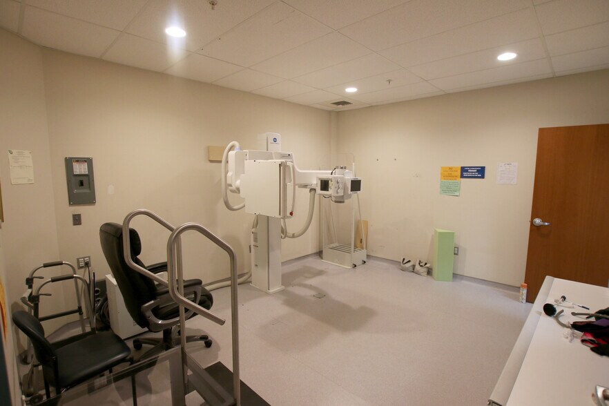 More Photos Of 16 Pelham Rd, Salem Medical For Sale