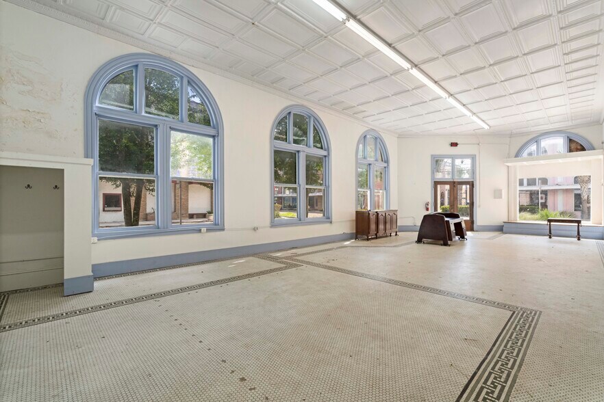More Photos Of 106 W Oak St, Arcadia Storefront For Sale