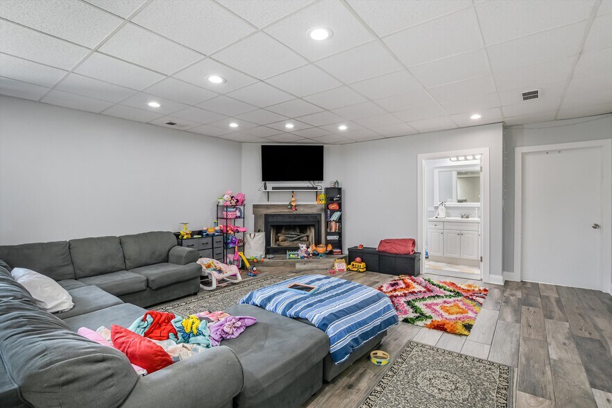 More Photos Of 5481 N Northwest Hwy, Chicago Storefront Retail Residential For Sale