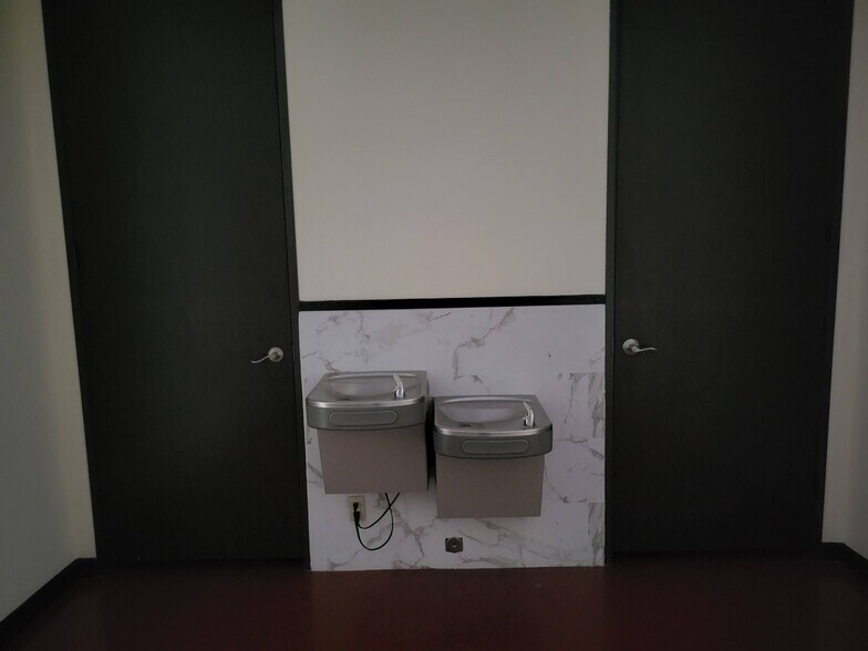 More Photos Of 4821 Lj Pky, Sugar Land Storefront For Lease