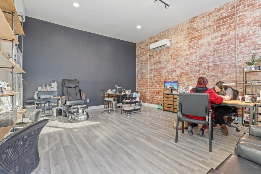 More Photos Of 14 W Depot St, Pataskala Showroom For Sale