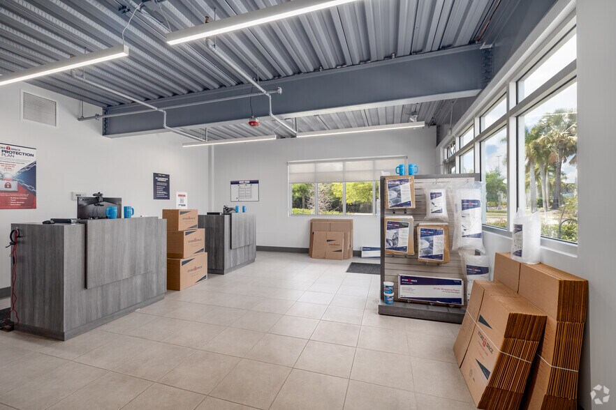 More Photos Of 2320 E Mall Dr, Fort Myers Warehouse For Lease