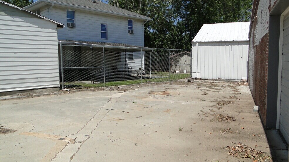 More Photos Of 201-205 W Saint Louis Ave, East Alton Warehouse For Lease