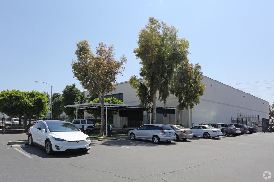 More Photos Of 900-912 E Arlee Pl, Anaheim Warehouse For Lease