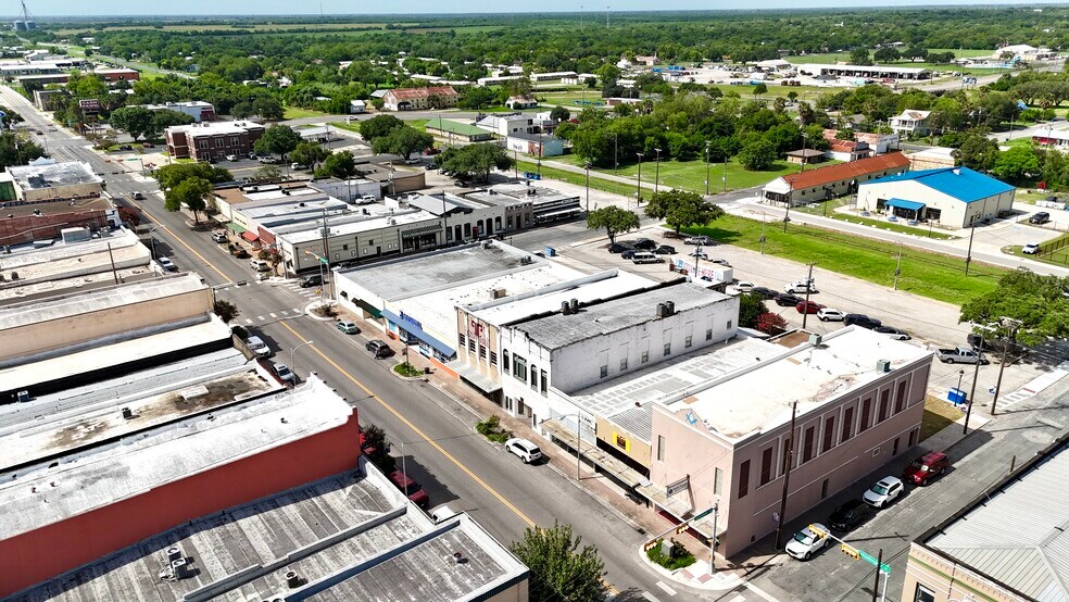 More Photos Of 209 N Washington St, Beeville Bar For Sale