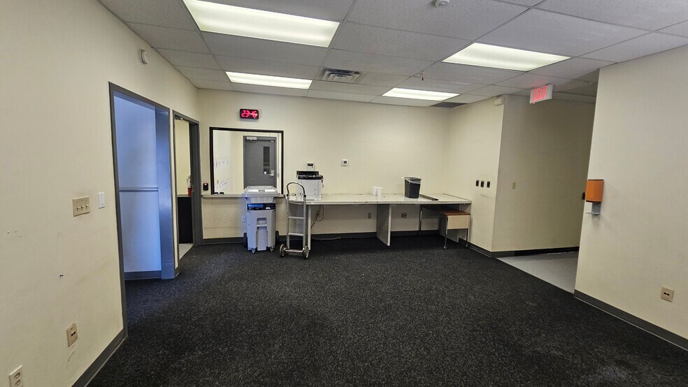 More Photos Of 2701 Southridge Dr, Wichita Falls Distribution For Lease