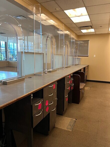 More Photos Of 300 S Riverside Plz, Chicago Office For Lease