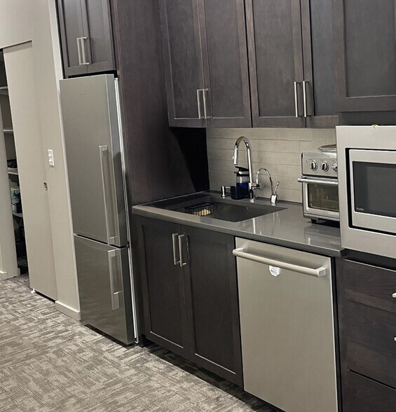 More Photos Of 9505 19th Ave SE, Everett Medical For Lease