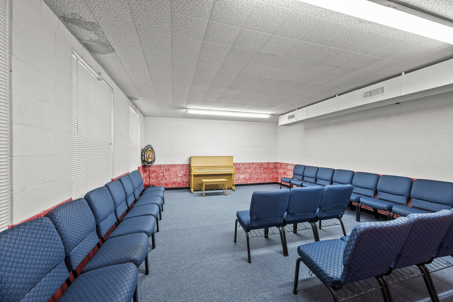 More Photos Of 1619 W Ward Ave, High Point Specialty For Lease