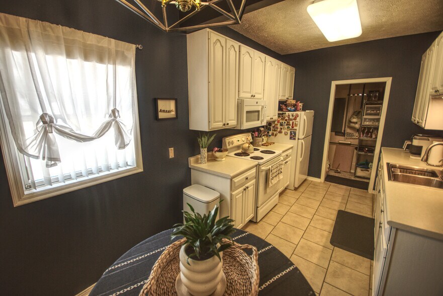 More Photos Of 114 E 5th St, Wahoo Bar For Sale
