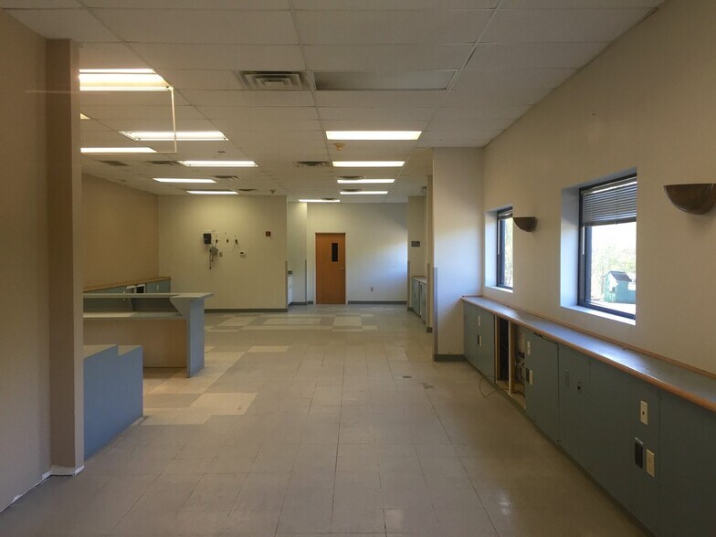 More Photos Of 1701 E State Highway 97, Jourdanton Flex For Lease