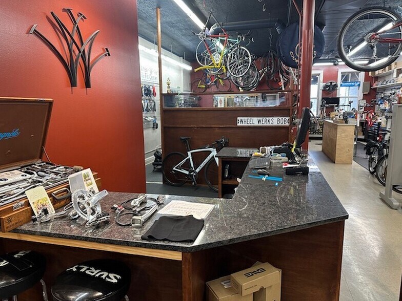 More Photos Of 117 N Main St, Crystal Lake General Retail For Sale