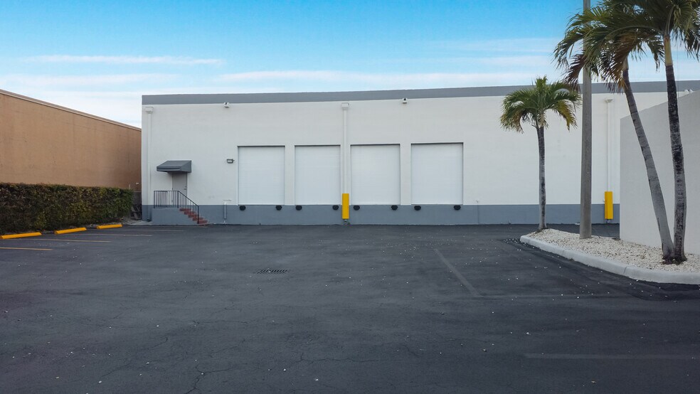 More Photos Of 1730 W 38th Pl, Hialeah Manufacturing For Lease