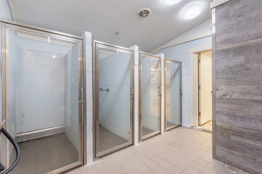 More Photos Of 825 N Crockett St, Sherman Office For Sale