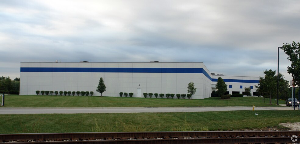 More Photos Of 1740 Internationale Pky, Woodridge Warehouse For Lease