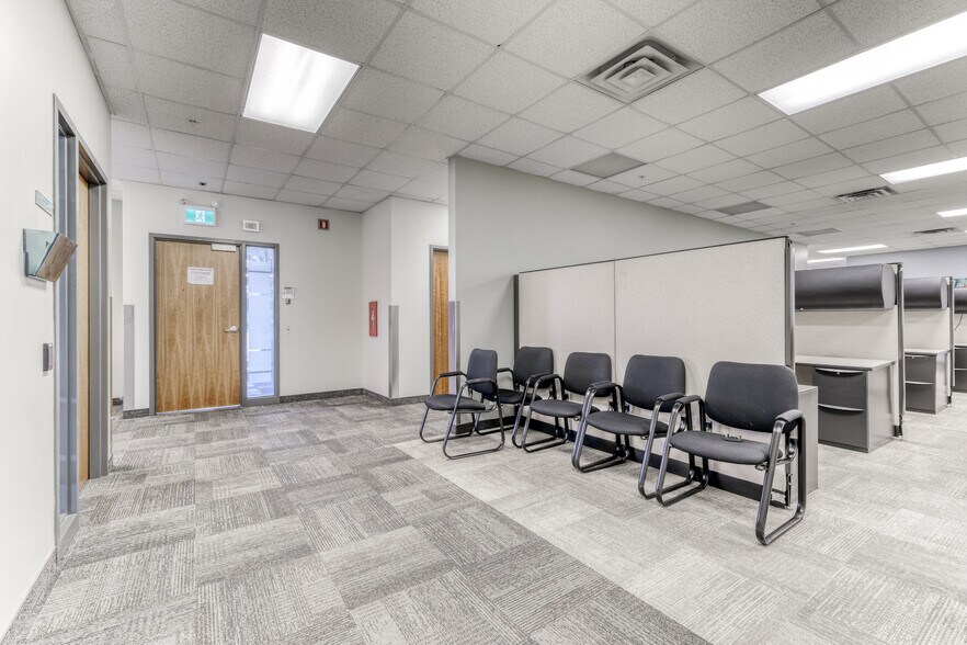 More Photos Of 401 Rue Marie-Curie, Vaudreuil-dorion Warehouse For Lease