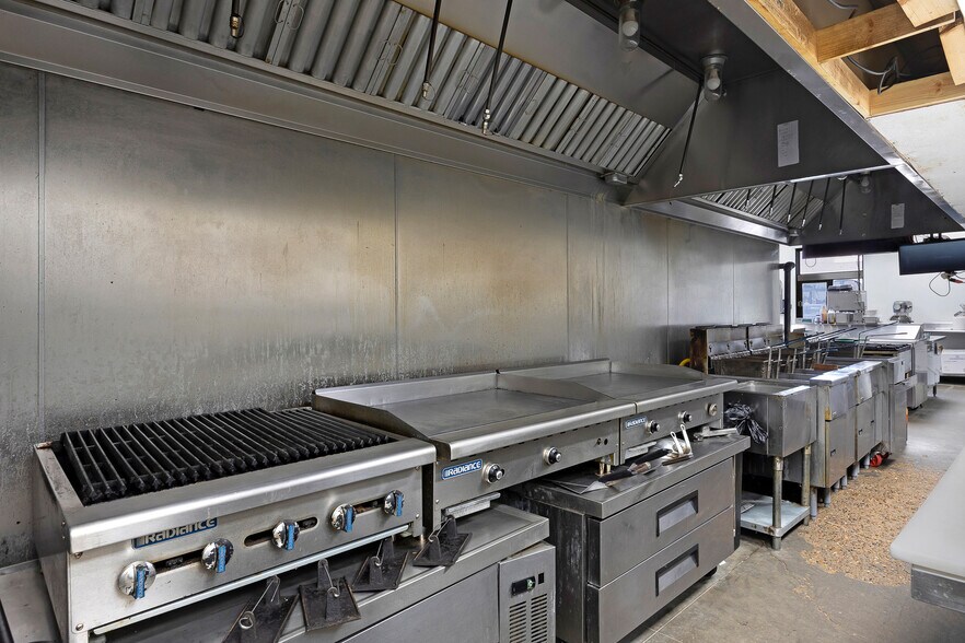 More Photos Of 7609 Hillside Rd, Amarillo Freestanding For Lease