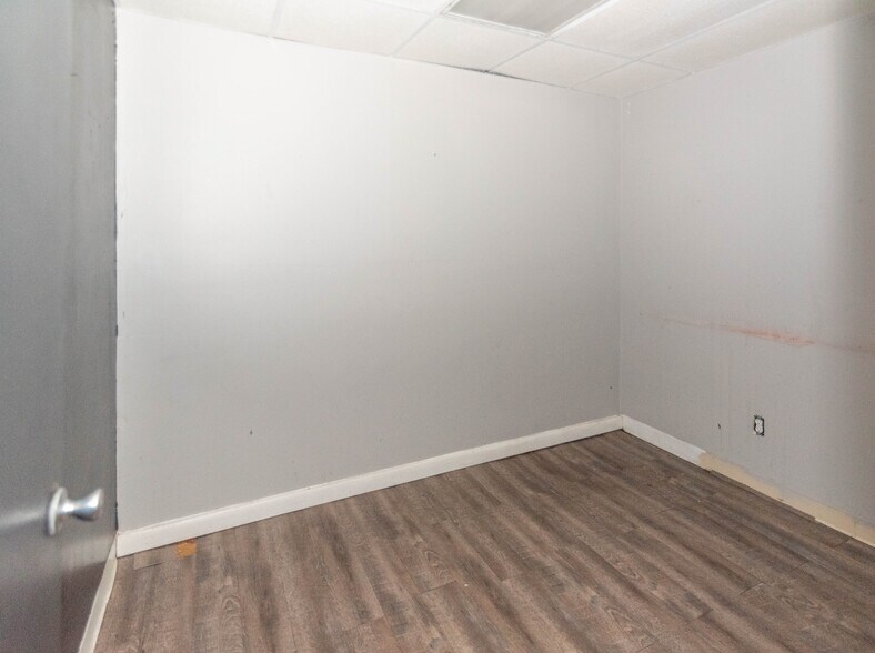 More Photos Of 5900 York Rd, Baltimore Storefront Retail Office For Sale