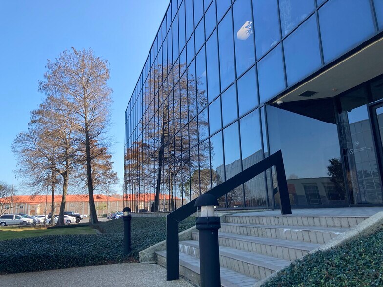 More Photos Of 6660 Riverside Dr, Metairie Unknown For Lease