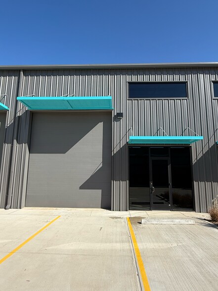 More Photos Of 2007 Airport Rd, Conroe Unknown For Lease