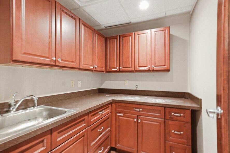 More Photos Of 28 Green St, Newburyport Loft Creative Space For Lease