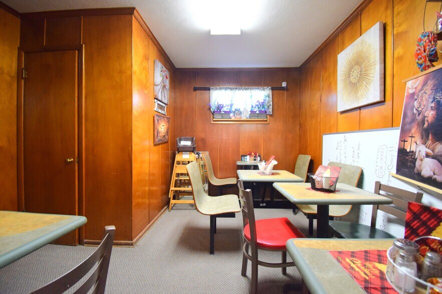 More Photos Of 502 W Franklin St, Sesser Office For Sale