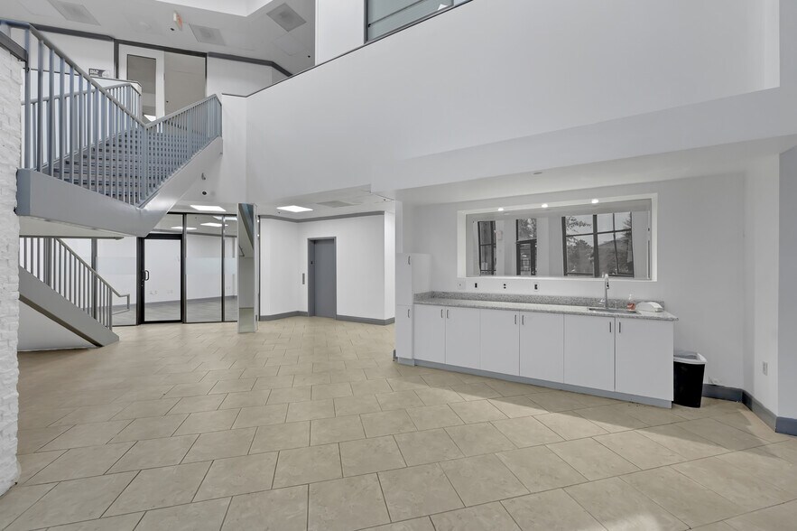 More Photos Of 1124 Blalock Rd, Houston Warehouse For Lease