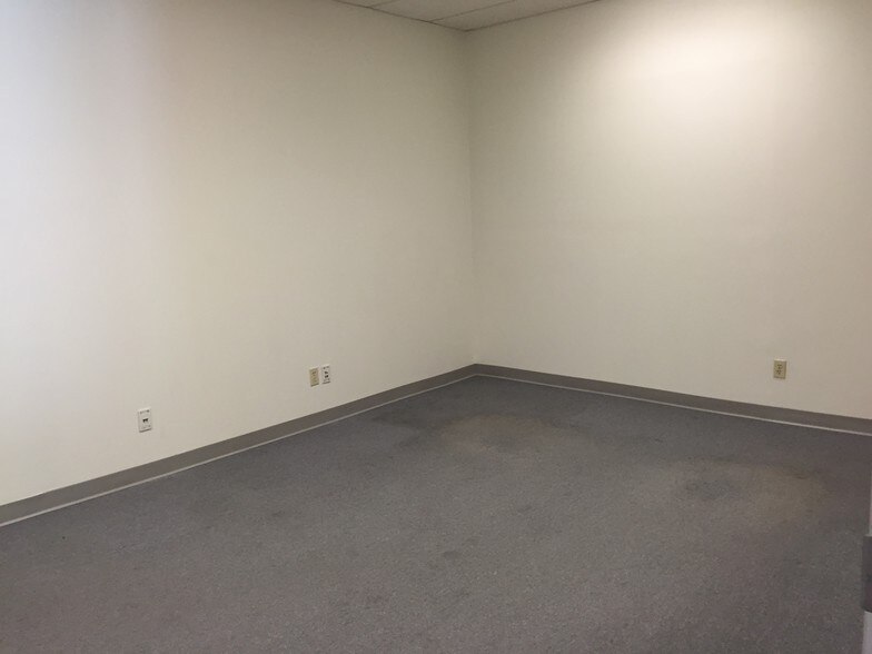 More Photos Of 15 Little Brook Ln, Newburgh Warehouse For Lease