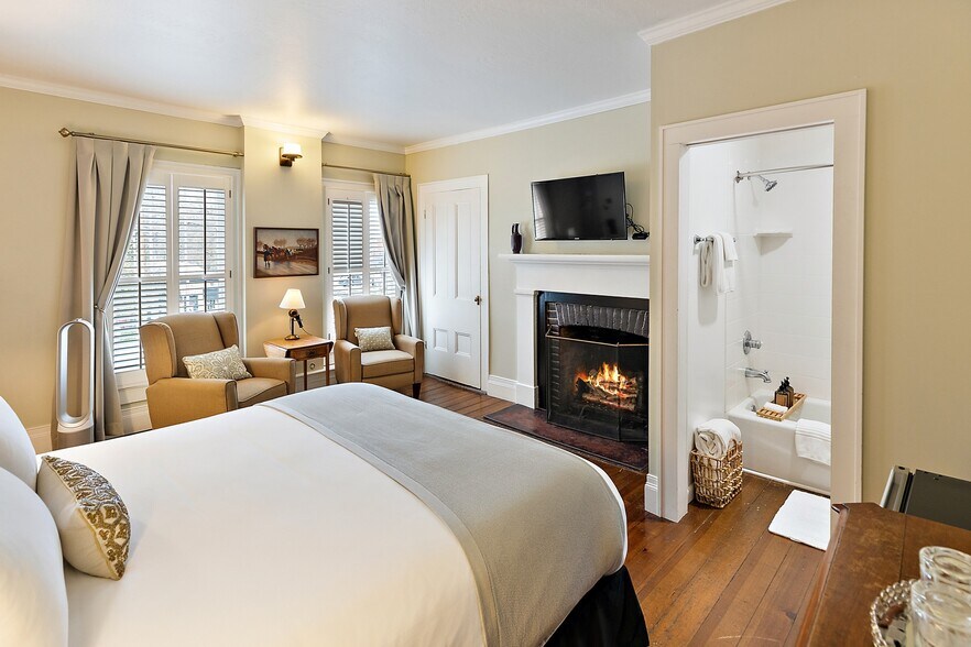 More Photos Of 240 E California St, Jacksonville Hotel For Sale