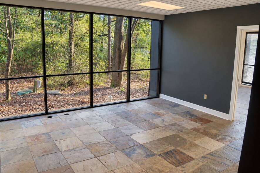 More Photos Of 1795 W Causeway Approach, Mandeville Loft Creative Space For Lease