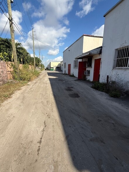 More Photos Of 3660 E 10th Ct, Hialeah Warehouse For Lease