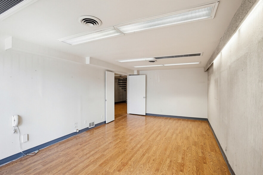More Photos Of 14 W Saratoga St, Baltimore Office For Sale