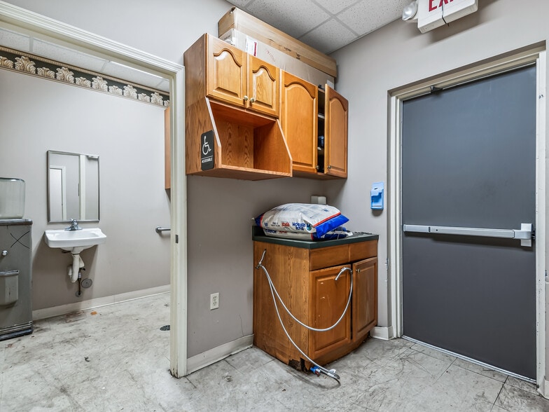 More Photos Of 2016 N Point Blvd, Tallahassee Office For Sale