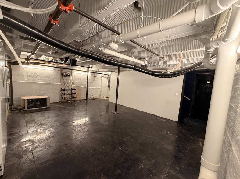More Photos Of 331 E 13th St, Cincinnati Restaurant For Lease