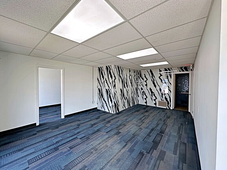 More Photos Of 8127 Fraser Av, Fort McMurray Service For Lease