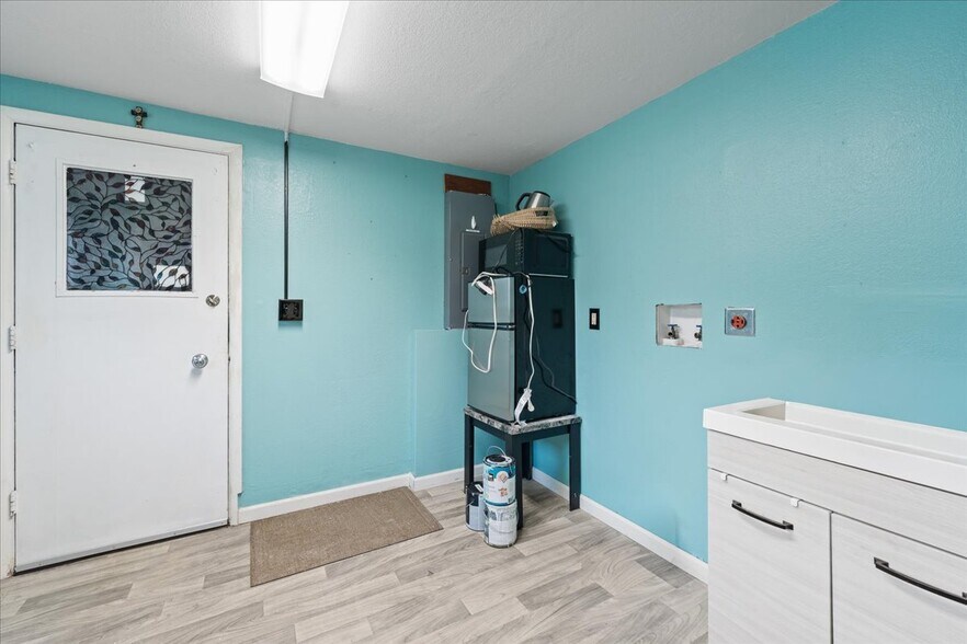 More Photos Of 1019 College Rd, Fairbanks Flex For Sale