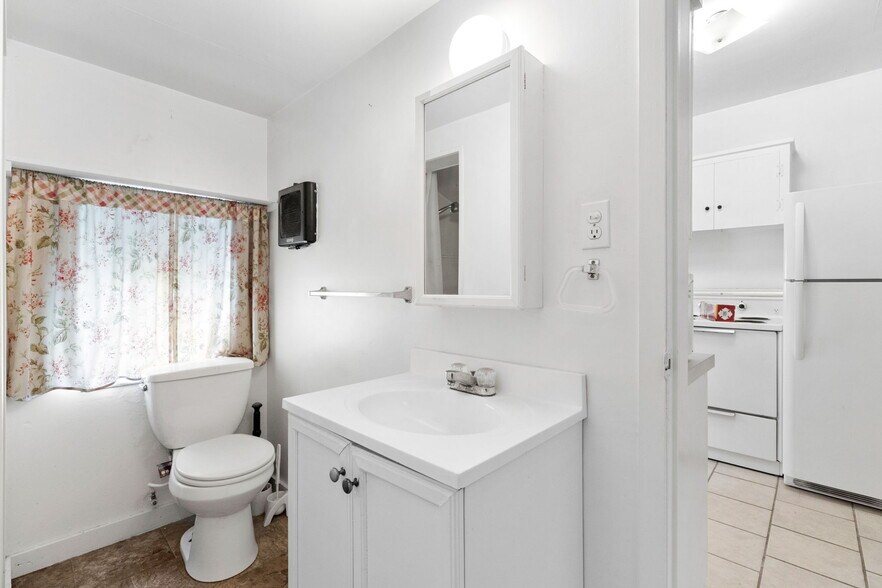 More Photos Of 805 N Magnolia Ave, Luling Flex For Sale