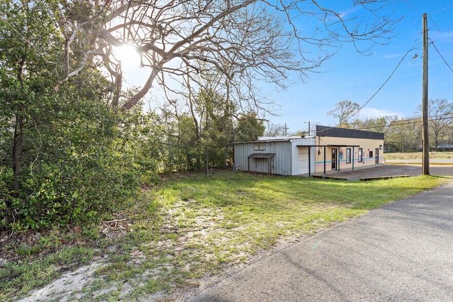 More Photos Of 201 E Bluff St, Woodville Restaurant For Sale