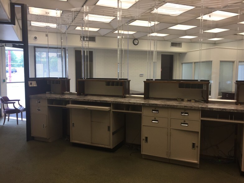 More Photos Of 5385 Veterans Pky, Columbus Freestanding For Sale