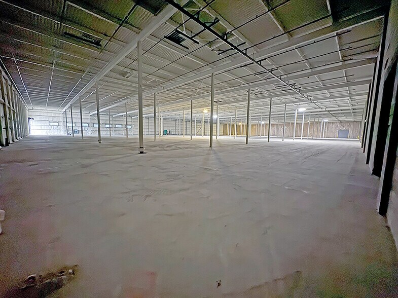 More Photos Of 1420 Discovery Pky, Alton Warehouse For Lease