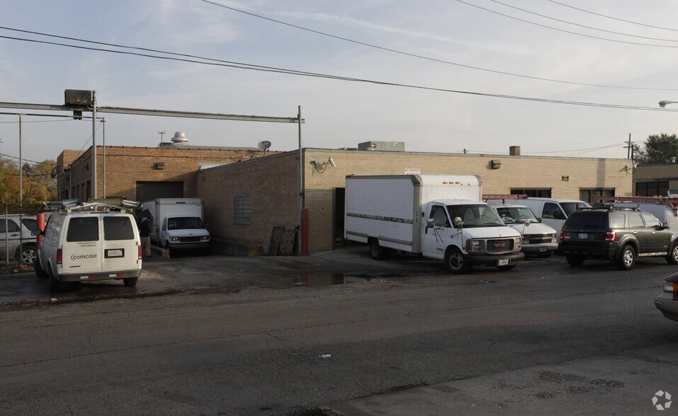 More Photos Of 3300-3306 N Knox Ave, Chicago Warehouse For Lease