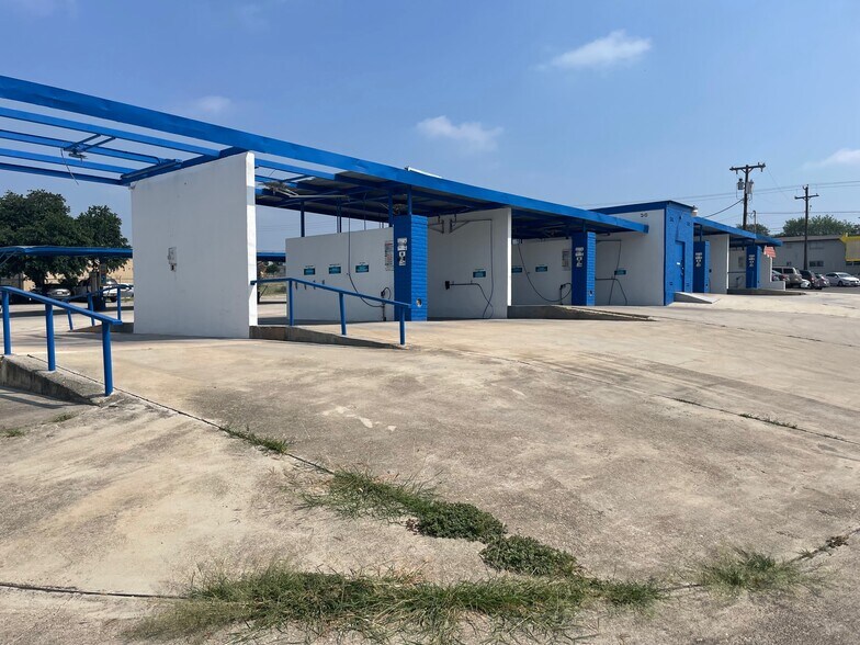 More Photos Of 115 W Glenview Dr, San Antonio Specialty For Sale