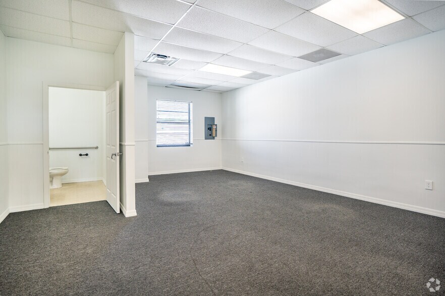 More Photos Of 11350 66th St N, Largo Office Residential For Lease
