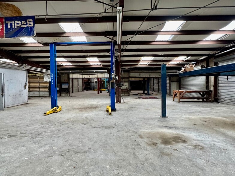 More Photos Of 6211 Blanding Blvd, Jacksonville Auto Repair For Lease