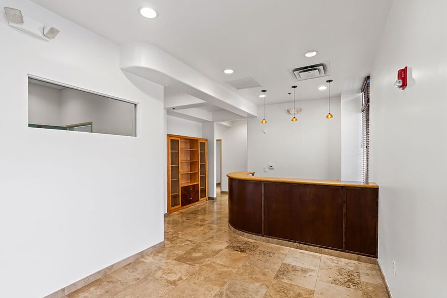 More Photos Of 7336 E Deer Valley Rd, Scottsdale Office For Sale