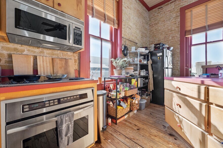 More Photos Of 709 Chestnut St, Bastrop Storefront Retail Residential For Sale