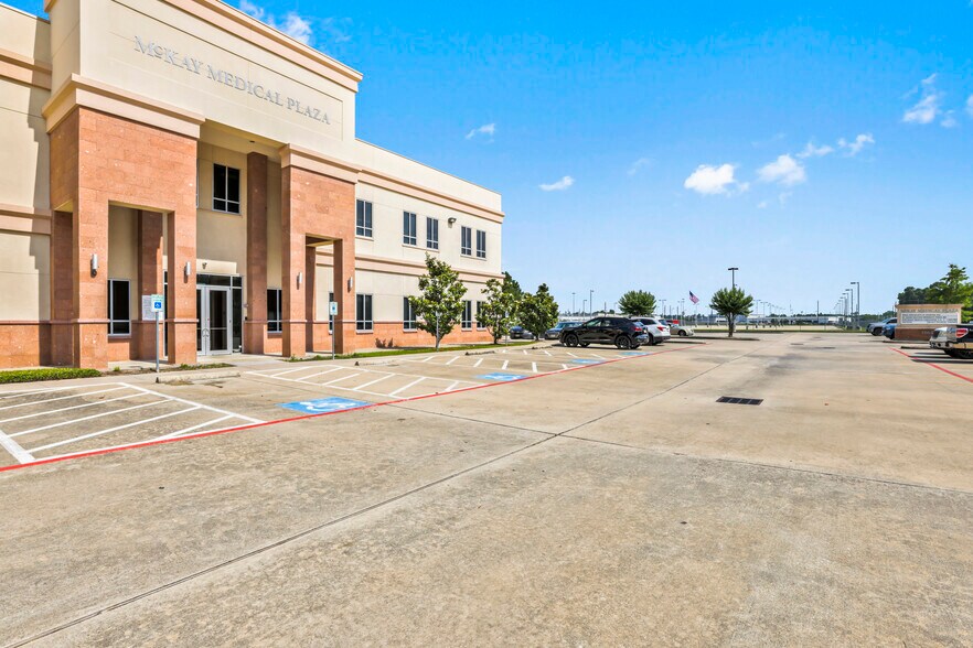 More Photos Of 18648 McKay Dr, Humble Medical For Lease