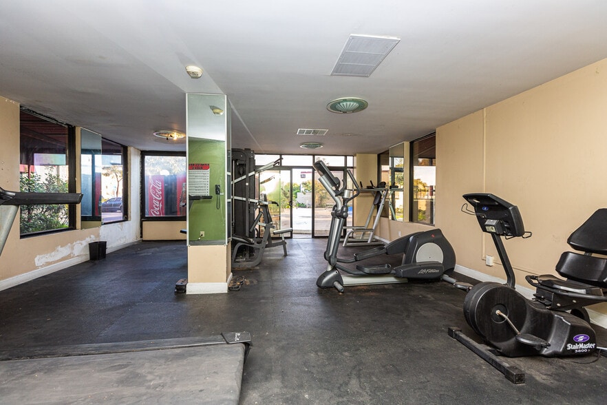 More Photos Of 150 Hegenberger Rd, Oakland Hotel For Sale